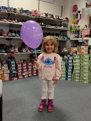 Soutěž s @coolbrnoblog.cz už zná své výherce! Dnes si již malá výherkyně vyzvedla své botičky 🩷 Děkujeme za milou návštěvu...